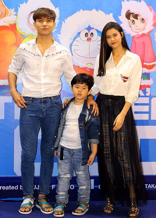 Giữa ồn ào chuyện ly hôn, Tim và Trương Quỳnh Anh vẫn vui vẻ đưa con trai đi ăn uống, đi xem phim. Nhiều ý kiến cho rằng cặp đôi không nỡ tuyên bố đã đường ai nấy đi là vì cậu con trai bé bỏng. Ảnh: Zing