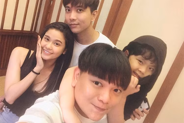 Trước thông tin ly hôn, Tim - Trương Quỳnh Anh có phản ứng khác lạ. Trong khi Trương Quỳnh Anh từ chối trả lời về tình trạng hôn nhân hiện tại thì Tim phủ nhận chuyện ly hôn. Giữa tâm bão, cả hai vẫn xuất hiện bên nhau cùng con trai. Ảnh: FBNV