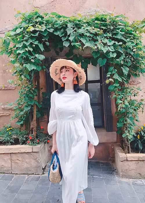 Mới đây, Angela Phương Trinh gây chú ý khi cho ra mắt bộ sưu tập thời trang đầu tay của mình. Ảnh: FBNV