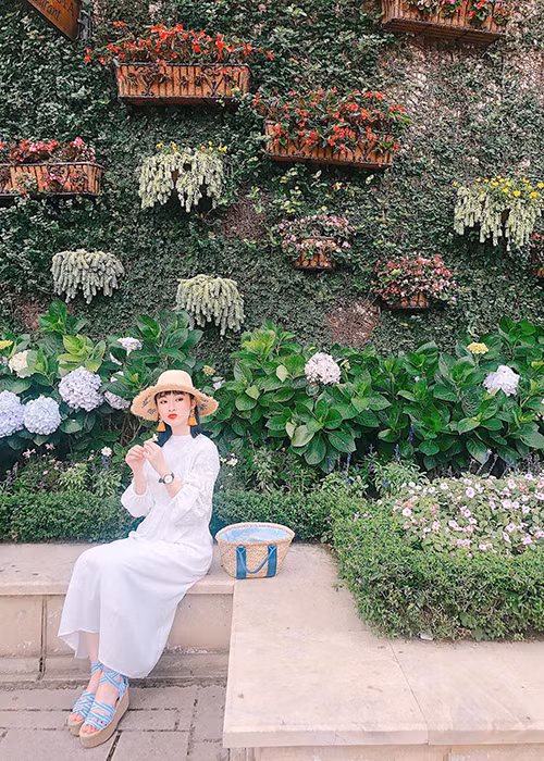 Thời gian gần đây, “bà mẹ nhí” nhận được nhiều lời khen ngợi về phong cách thời trang. Ảnh: FBNV