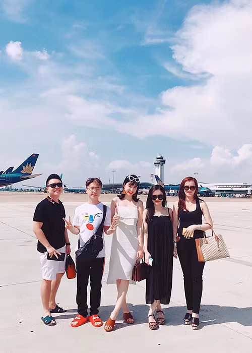 Angela Phương Trinh từng bị chỉ trích khi khoe những món đồ hiệu đắt tiền trong khi đó mẹ của cô tần tảo bán xôi. Ảnh: FBNV