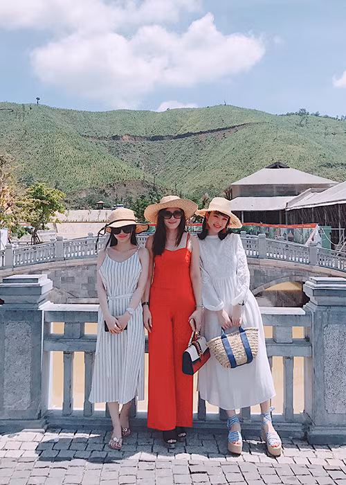 Trong chuyến du lịch, mẹ của Angela Phương Trinh nổi bật trong bộ trang phục tông màu đỏ rực rỡ. Ảnh: FBNV