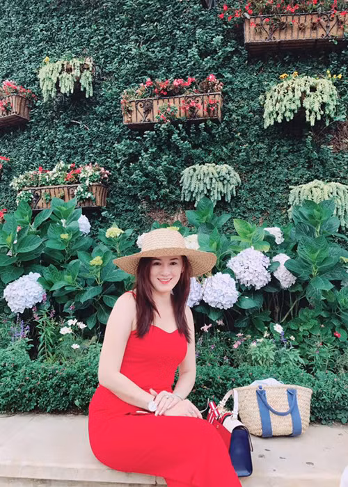 Loạt ảnh của Angela Phương Trinh gây chú ý bởi mẹ của nữ diễn viên xuất hiện vô cùng trẻ trung. Ảnh: FBNV