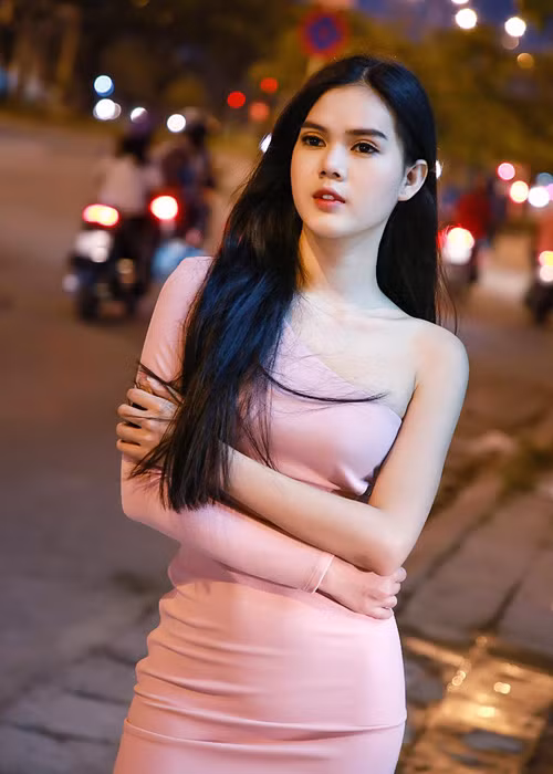 Người đẹp trùng tên với "nữ hoàng nội y" Ngọc Trinh từng bị nghi phẫu thuật thẩm mỹ để giống đàn chị. Ảnh: FBNV