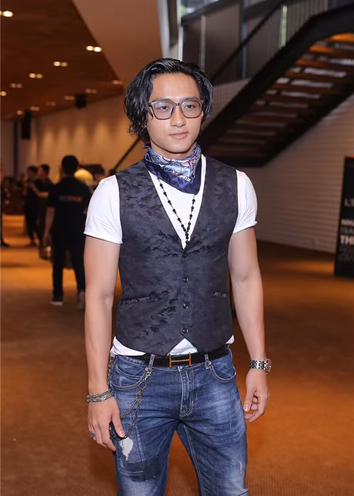 Trong buổi họp báo ra mắt chương trình, người nắm vị trí host của chương trình là Hữu Vi cũng bị ném đá vì bộ trang phục. Ảnh: Thể thao văn hóa