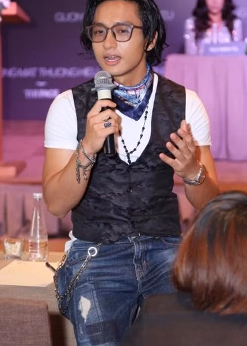 Ngoài ra, tại buổi họp báo, Hữu Vi còn bị nhận xét nói quá nhiều, kém duyên. Anh trả lời quanh co trước các câu hỏi. Thậm chí, nam người mẫu còn có hành động ngồi lên bàn khi trả lời. Ảnh: Thể thao văn hóa