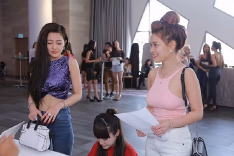 Ở vòng sơ tuyển trực tiếp, Ngân 98 và Mon 2k cũng khiến khán giả bất ngờ. Tuy nhiên, loạt hot girl thị phi nhanh chóng bị loại. Sự xuất hiện đầy ồn ào của các thí sinh này được cho là chiêu bài thu hút truyền thông của ban tổ chức. Ảnh: Saostar