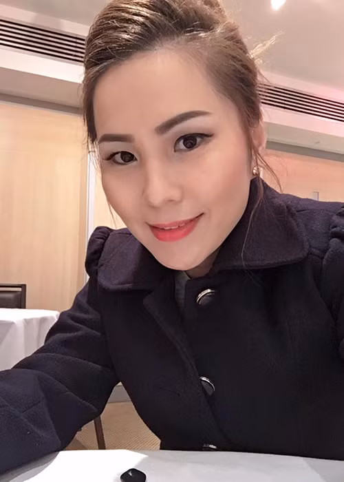 Tình mới của Bảo Duy thường xuyên trò chuyện và gửi ảnh cho người yêu qua điện thoại. Ảnh: FBNV