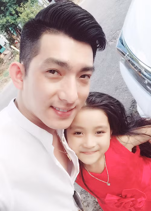 Bảo Duy còn khoe hình ảnh vui vẻ bên các con. Với con trai chung với Phi Thanh Vân, anh vẫn thường xuyên đến thăm và dẫn bé đi chơi. Ảnh: FBNV