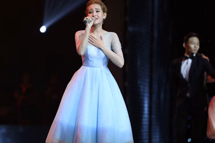 Sau vòng đối đầu, Hiền Hồ gặp áp lực khá lớn bởi bị gắn mác búp bê. Để chứng minh năng lực của bản thân, học trò của Tóc Tiên bắt đầu biến hóa. Bằng chứng, đêm bán kết, Hiền Hồ lột xác với hình ảnh cá tính, quyến rũ. Ảnh: FBNV