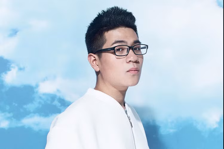 Qua các đêm thi, Anh Đạt luôn có phong độ ổn định. Giọng ca 16 tuổi từng trình diễn thành công các ca khúc: “Halo”, “Não cá vàng”, “Nắng thủy tinh”...Với cơ hội được trao từ khán giả, Anh Đạt hứa sẽ cố gắng hết mình trong đêm chung kết. Chung kết Giọng hát Việt 2017 sẽ được phát sóng vào 21h ngày 28/5 trên kênh VTV3. Ảnh: VTV