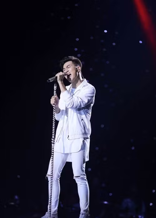 Hot boy đội Thu Minh còn sở hữu giọng hát đầy màu sắc. Trong chương trình, Ali Hoàng Dương không ngại thử sức mình ở các thể loại âm nhạc. Không chỉ hát hay, anh còn biết nhảy. Với những lợi thế này, Ali Hoàng Dương là đối thủ rất mạnh với 4 thí sinh còn lại trong cuộc cạnh tranh ngôi vị quán quân Giọng hát Việt 2017. Ảnh: FBNV