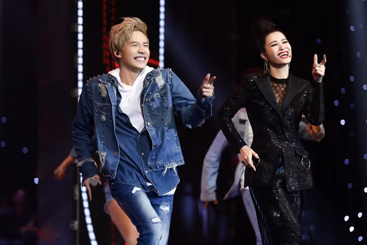 Về giọng hát, học trò Đông Nhi có chất giọng dày đầy nội lực. Trong đêm bán kết vừa qua, Anh Tú lột xác hoàn toàn. Anh vừa hát vừa nhảy và biểu diễn ít bản năng hơn. Các huấn luyện viên cho rằng Anh Tú sẽ trở thành ca sĩ thị trường ấn tượng. Ảnh: FBNV