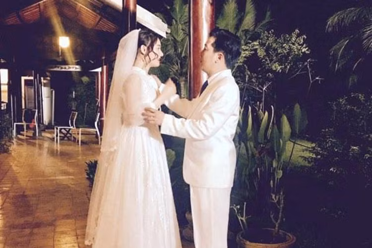 Mới đây, hình ảnh Nhã Phương - Trường Giang trong trang phục cưới thu hút sự chú ý của dư luận. Trước đó, Nhã Phương đã đăng ảnh mặc váy cô dâu, đeo nhẫn kèm chú thích “Tháng 5”. Dù quản lý của Trường Giang lên tiếng phủ nhận chuyện đám cưới của cặp đôi nhưng nhiều người vẫn hy vọng thông tin trên là sự thực. Ảnh: Zing