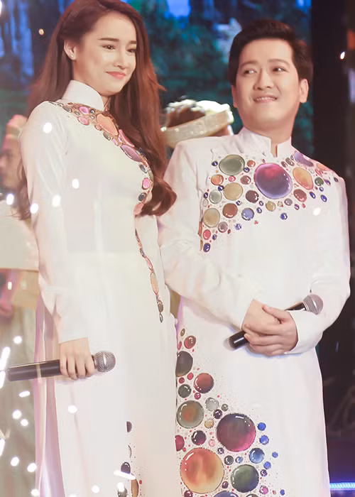 Trong 2 năm yêu nhau, Nhã Phương và Trường Giang ngày càng gắn bó trong cả đời thường lẫn công việc. Cả hai cùng nhau đi lưu diễn, đưa nhau về quê mỗi dịp lễ hay rảnh rỗi và luôn có mặt trong các sự kiện quan trọng của nhau. Ảnh: Zing