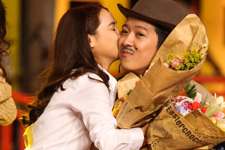 Trong thời gian hẹn hò, Nhã Phương - Trường Giang không ít lần vướng tin đồn rạn nứt. Đáng chú ý nhất là khi Trường Giang bị Quế Vân tố bắt cá hai tay vào tháng 3/2016. Trong lùm xùm này, mặc cho Quế Vân nhiều lần lên tiếng, Trường Giang luôn giữ im lặng. Ảnh: Dân Việt