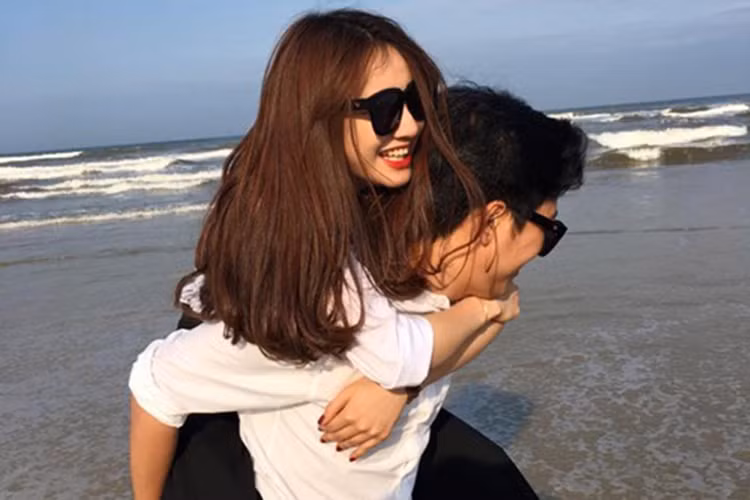 Nhã Phương - Trường Giang gặp gỡ và nảy sinh tình cảm trên phim trường bộ phim điện ảnh “49 ngày”. Thời điểm phim ra mắt vào năm 2015, cặp đôi bị nghi dùng chuyện tình cảm để PR tên tuổi. Đáp trả đồn đoán, cả hai vẫn dính như sam kể từ đó đến nay. Ảnh: FBNV