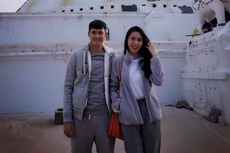 Các chuyến từ thiện của Thủy Tiên thường xuyên có sự đồng hành của Công Vinh. Giọng ca “Giấc mơ tuyết trắng” và ông xã đều theo đạo Phật. Đầu năm nay, cả hai đã hành hương đến Nepal. Ảnh: FBNV