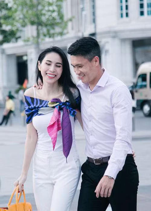 Với Thủy Tiên, sự xuất hiện của Công Vinh là sự bù đắp không thể tuyệt vời hơn. “Cuộc đời công bằng lắm, lấy đi của mình 1 người cha tuyệt vời, sau đó cuộc đời trả cho mình 1 người đàn ông khác không thể tuyệt vời hơn”, cô viết. Ảnh: FBNV