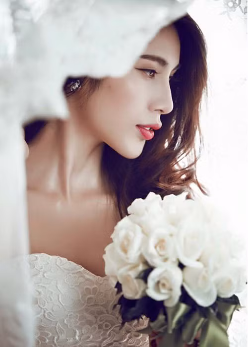 Đối với Thủy Tiên, ký ức bị bạo hành và bị xâm hại rất khủng khiếp. Cô từng có ý định sẽ chôn giấu bí mật này mãi mãi. Thủy Tiên thẳng thắn chia sẻ cô rất hận người đã bạo hành mình. Tuy nhiên khi lớn lên và đọc nhiều Phật pháp, cô đã bước qua sự thù hận. Ảnh: FBNV