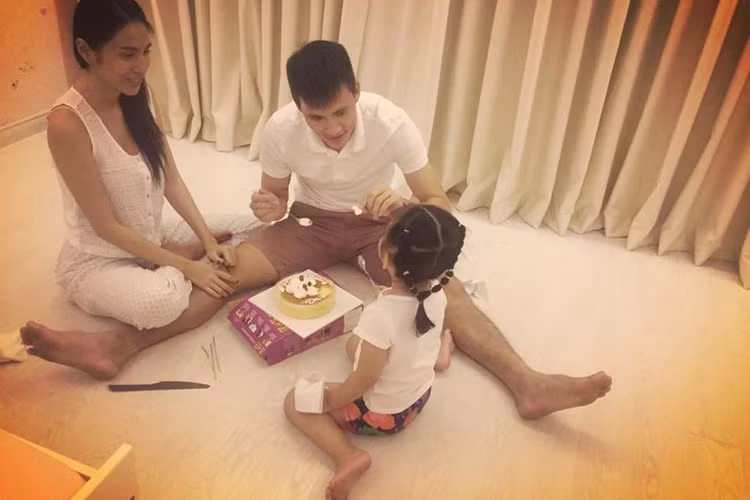 Khi còn là cầu thủ, mỗi khi rảnh rỗi, Công Vinh vẫn thường xuyên giúp vợ làm việc nhà. Hình ảnh anh vào bếp nấu ăn cho gia đình hay tự tay lau dọn nhà cửa mỗi dịp lễ Tết khiến fans không khỏi ghen tỵ với Thủy Tiên. Ảnh: FBNV