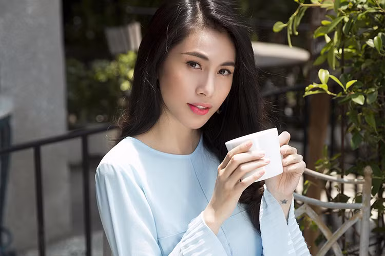 Trải qua những sóng gió, Thủy Tiên “thấu hiểu được giá trị của của yêu thương”, “hiểu được giá trị của những tháng ngày hạnh phúc” và “có đủ sự an nhiên trong nụ cười khi đối diện với bao thị phi”. Ảnh: FBNV