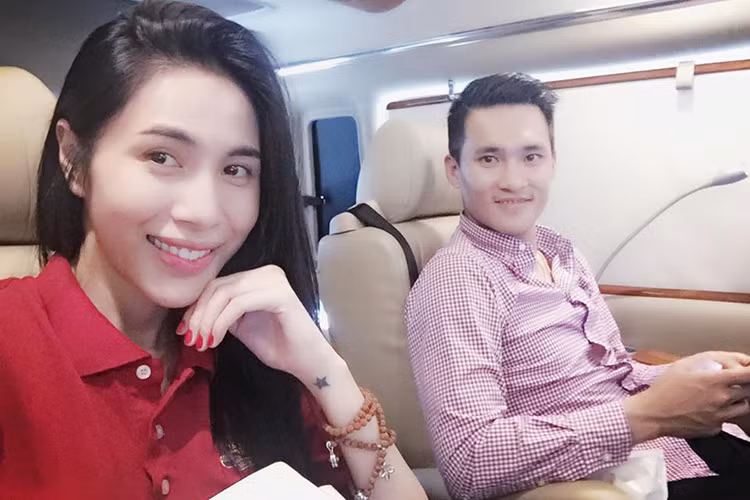 Lấy Thủy Tiên, Công Vinh nổi tiếng là người chiều vợ. Anh không ngại tặng cô những món quà đắt tiền. Dù không làm nghệ thuật, Công Vinh vẫn sẵn sàng đóng MV ca nhạc hay phim của Thủy Tiên. Anh còn từng tặng vợ bàn thắng hay chiếc huy chương anh giành được. Ảnh: FBNV