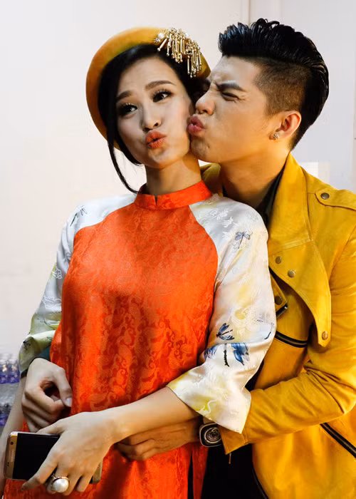 Khi cùng tham gia đảm nhận vai trò huấn luyện viên của Giọng hát Việt nhí 2016, Noo Phước Thịnh và Đông Nhi vướng tin đồn có xích mích. Tuy nhiên, nam ca sĩ khẳng định tình bạn của họ luôn khăng khít. Ảnh: VTV