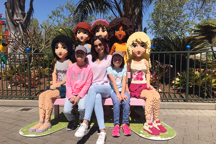 2 cô con gái của Ngọc Thúy và đại gia Đức An đã ra dáng một thiếu nữ. Cả hai hiện đang sống cùng mẹ và luôn được bố dượng yêu thương. Ảnh: FBNV