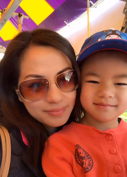 Hình ảnh Ngọc Thúy hạnh phúc bên cậu con trai kháu khỉnh đang ngày một khôn lớn và giống hệt bố. Ảnh: FBNV