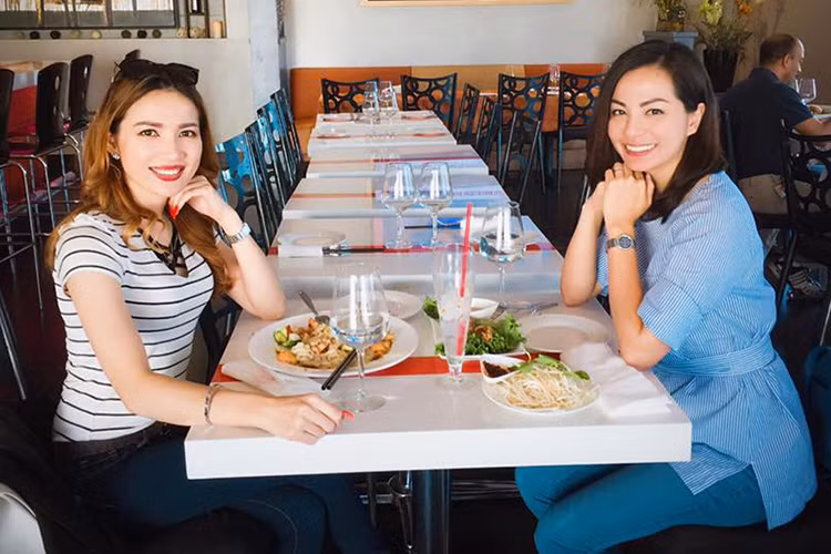 Trên trang cá nhân, Ngọc Thúy còn thường xuyên khoe hình ảnh gặp gỡ, ăn uống cùng những người bạn. Ảnh: FBNV