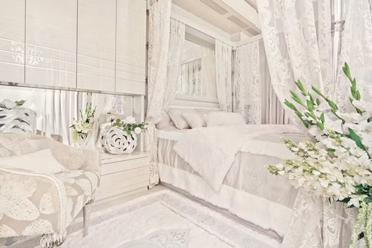 Gam màu trắng là chủ đạo cả bên trong và ngoài du thuyền (Ảnh: upscalelivingmag.com)