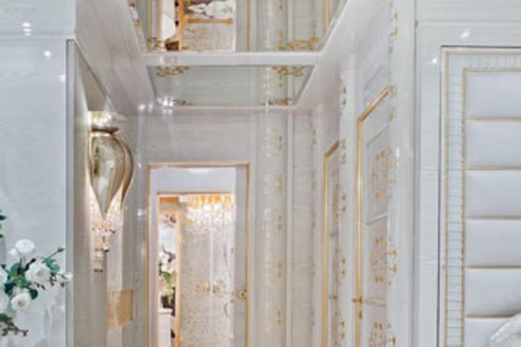 La Belle được trang trí bằng những tranh kính màu, các chi tiết khảm xà cừ, đèn trần pha lê... (Ảnh: upscalelivingmag.com)