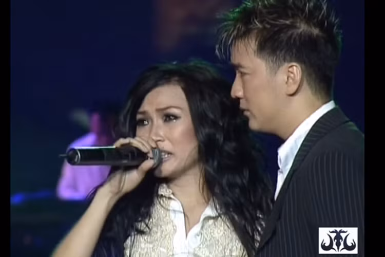 Khoảnh khắc Đàm Vĩnh Hưng - Phương Thanh ôm nhau thắm thiết trong nước mắt trước gần 7000 khán giả là hình ảnh đẹp, vô cùng đáng nhớ. Ảnh: cắt ra từ clip