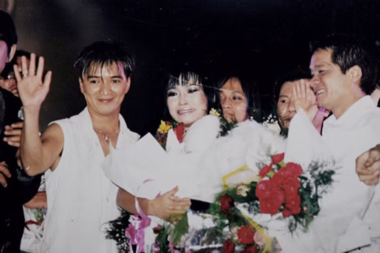 Cũng trong liveshow riêng ngày xưa của mình, Phương Thanh đã bật khóc vì hạnh phúc khi thấy Đàm Vĩnh Hưng hớn hở chạy lên sân khấu chúc mừng. Ảnh: Infonet