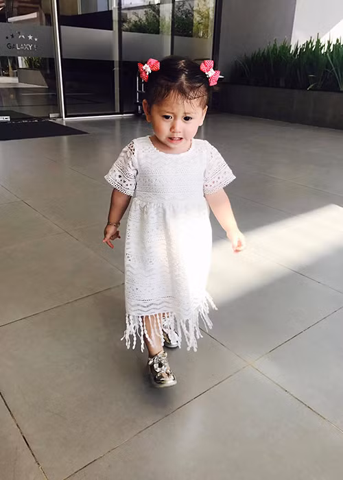 Bé Kiến Lửa thường xuyên trò chuyện với bố đang sống và làm việc ở nước ngoài qua internet. Ảnh: FBNV