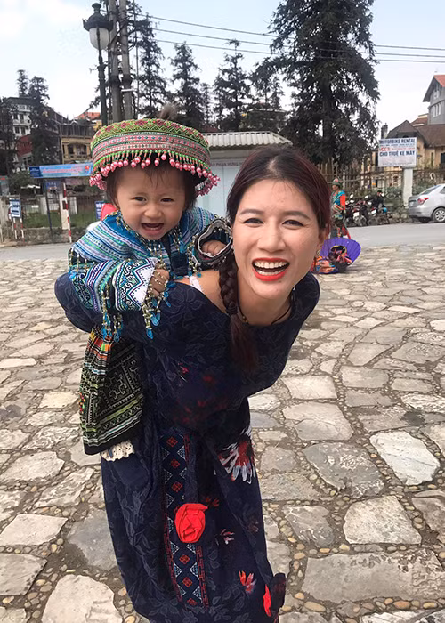 Bé Kiến Lửa được nhận xét sở hữu gương mặt có nhiều nét giống bố còn giống mẹ ở đôi chân dài. Ảnh: FBNV