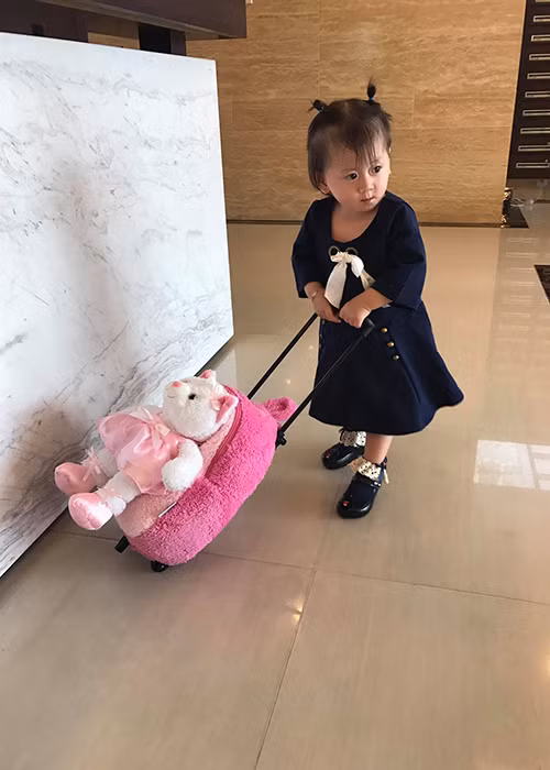 Con gái Trang Trần ngày càng xinh xắn, đáng yêu. Ngoài đôi chân dài, cô nhóc còn sở hữu đôi mắt to tròn dễ thương. Ảnh: FBNV