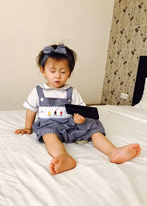 Bé Kiến Lửa khá bướng bỉnh, lì lợm nên Trang Trần đang cố gắng rèn cho con gái tính cách dịu dàng, nữ tính hơn. Ảnh: FBNV