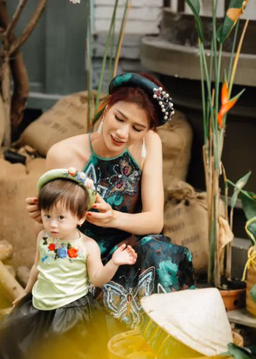 Trên trang cá nhân, cựu người mẫu Trang Trần thường xuyên đăng tải những khoảnh khắc đáng yêu của bé Kiến Lửa. Ảnh: FBNV