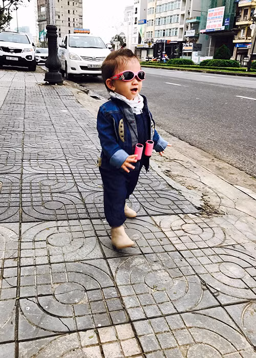 Hình ảnh con gái Trang Trần được mẹ cho ăn vận sành điệu trong một chuyến du lịch. Ảnh: FBNV