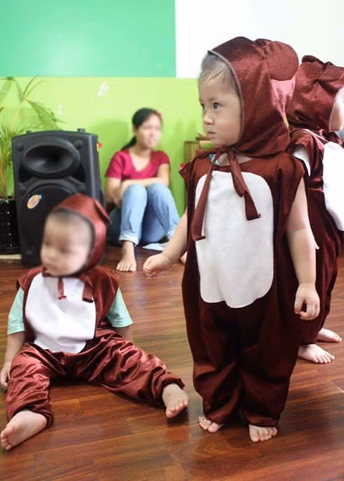 Bé Kiến Lửa đáng yêu trong trang phục chú gấu con khi tham gia một vở kịch ở trường mẫu giáo. Ảnh: FBNV
