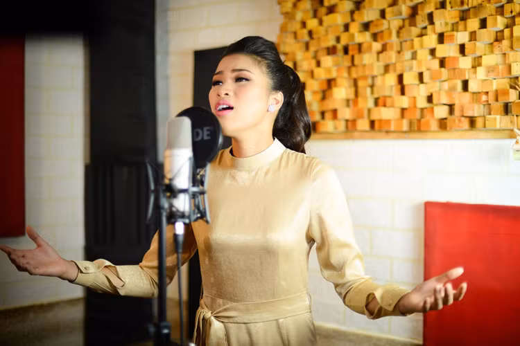 Khi lần đầu tiên đi thi nhan sắc, Nguyễn Thị Thành mang theo chỉ 3 chiếc váy. Tuy nhiên, hiện tại, cô có hẳn một ê-kíp hỗ trợ trong công việc. Mỗi khi xuất hiện tại sự kiện, người đẹp 9x luôn diện váy áo lộng lẫy. Ảnh: FBNV