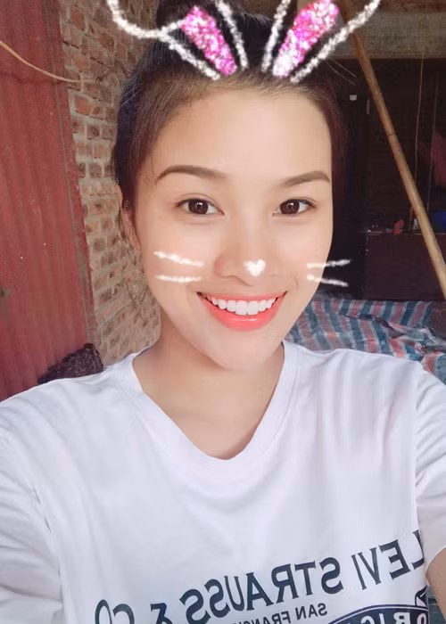 Nguyễn Thị Thành từng là cô gái giản dị, chân chất. Vì vậy, khi cô liên tiếp gây ồn ào vì làm răng, bị tước ngôi á khôi đến thi chui, nhiều khán giả không khỏi thất vọng. Ảnh: FBNV