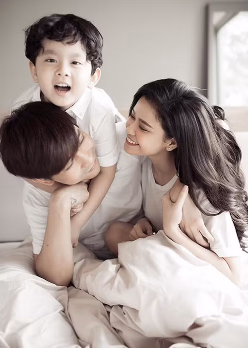 Trước nghi vấn rạn nứt, Tim và Trương Quỳnh Anh vẫn chọn cách giữ im lặng. Sau đó, cả hai tiếp tục khoe hình ảnh hạnh phúc bên nhau. Chuyện tan hợp của cặp đôi này trong 7 năm qua khiến không ít fans cảm thấy hoang mang. Ảnh: FBNV