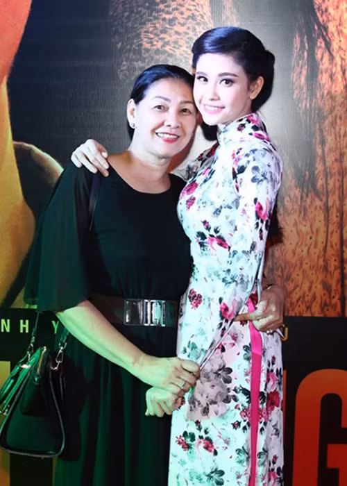 Trương Quỳnh Anh đã bất chấp sự phản đối của gia đình để chung sống và sinh con cho Tim. Tuy nhiên, kể từ con trai chào đời, Tim lao vào công việc để kiếm tiền nên không quan tâm nhiều đến Trương Quỳnh Anh. Ảnh: Zing