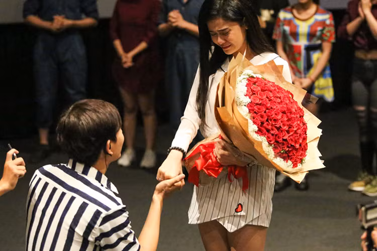 Tháng 8/2016, Tim bất ngờ cầu hôn Trương Quỳnh Anh tại rạp chiếu phim. Lúc này, người hâm mộ rất mong chờ cả hai làm đám cưới để viết nên cái kết hạnh phúc cho chuyện tình đầy sóng gió. Ảnh: Zing