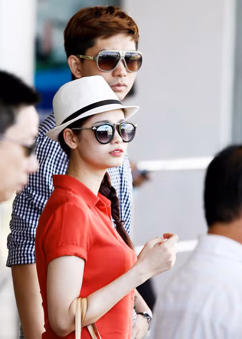 Chuyện tình cảm của Tim và Trương Quỳnh Anh được cho là không thể cứu vãn. Thế nhưng, không lâu sau đó, nữ diễn viên và con trai bất ngờ xuất hiện bên chồng tại sân bay. Sau đó, cặp đôi liên tục xuất hiện tình cảm bên nhau cho thấy họ đã tái hợp. Ảnh: Yeah1