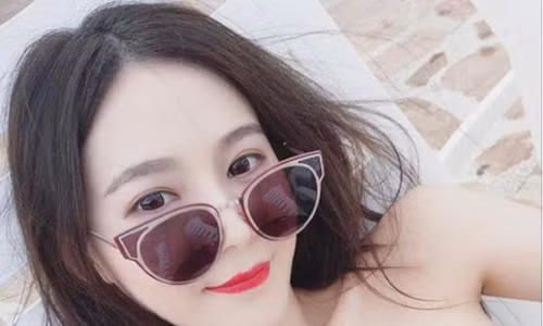 Không cần cầu kì, bạn chỉ cần chải tóc cho thật mượt, rẽ tóc ngôi giữa, có thể uốn nhẹ phần mái để thêm phần thu hút.