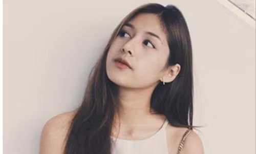 Điển hình của tóc rẽ ngôi giữa là một mái tóc dài mượt, đen tuyền, được bổ ngôi giữa mang lại vẻ nữ tính, dịu dàng và gần như phù hợp với mọi hình dáng khuôn mặt.